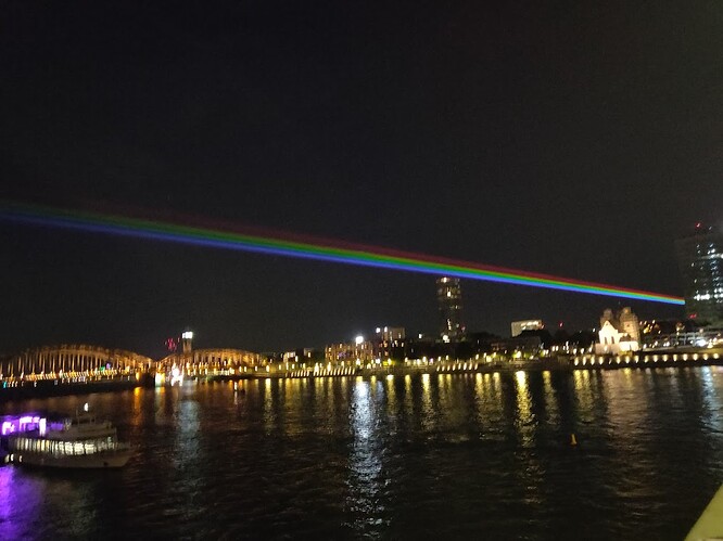 Laser mit Regenbogen Bücke