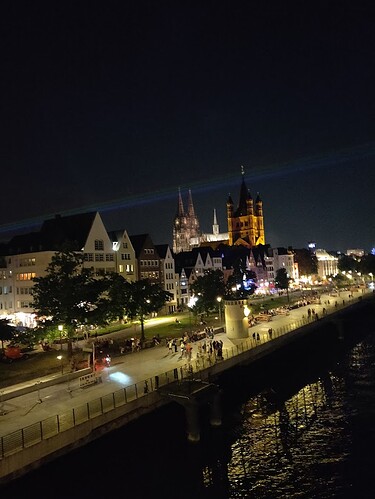 Laser mit Regenbogen Dom